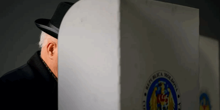 Rusia intensifikon luftën hibride në Moldavi para zgjedhjeve — rrjetet bot, propaganda kishtare dhe blerja e votave në fokus