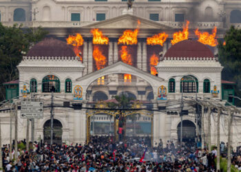 Nepal nën tension të lartë: Shtetrrethim në Katmandu pas dorëheqjes së Kryeministrit Oli dhe protestave të dhunshme