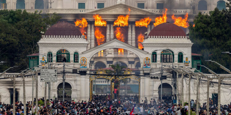 Nepal nën tension të lartë: Shtetrrethim në Katmandu pas dorëheqjes së Kryeministrit Oli dhe protestave të dhunshme