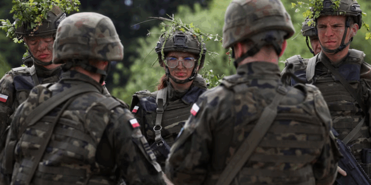 Frika nga agresioni rus: Polakët dynden në stërvitje ushtarake vullnetare