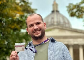 Qëndron Kastrati, kandidat për kryetar të Kamenicës, përfundon studimet master në Angli