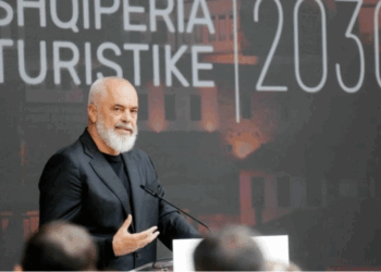 Rama i ashpër me shqiptarët e Kosovës dhe Shqipërisë: Gati të luftojnë me Serbinë në stadium, por ndotin plazhet e Shqipërisë