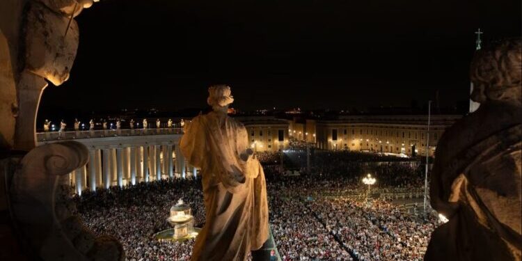 Spektakli mbi Vatikan, 3 mijë dronë formuan portretin e Papa Françesku!