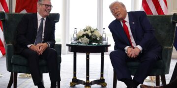 Britania dhe SHBA rifillojnë negociatat për çelikun, në prag të vizitës shtetërore të Trump