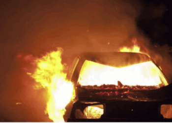 Digjet një veturë në Lipjan