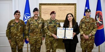 Vjosa Osmani ndan Medaljen Presidenciale Ushtarake për gjeneralmajor Enrico Barduani