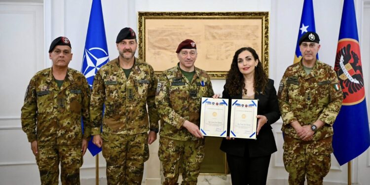 Vjosa Osmani ndan Medaljen Presidenciale Ushtarake për gjeneralmajor Enrico Barduani
