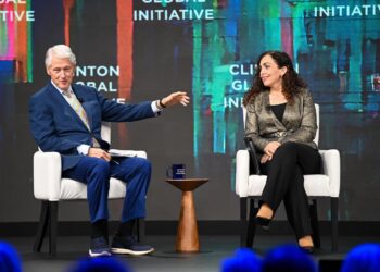 Clinton Global Initiative: Vjosa Osmani ndan historinë e Kosovës me Presidentin Clinton dhe botën