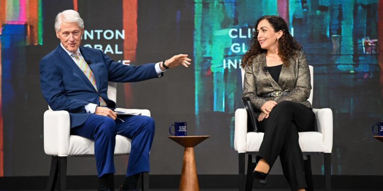 Clinton Global Initiative: Vjosa Osmani ndan historinë e Kosovës me Presidentin Clinton dhe botën
