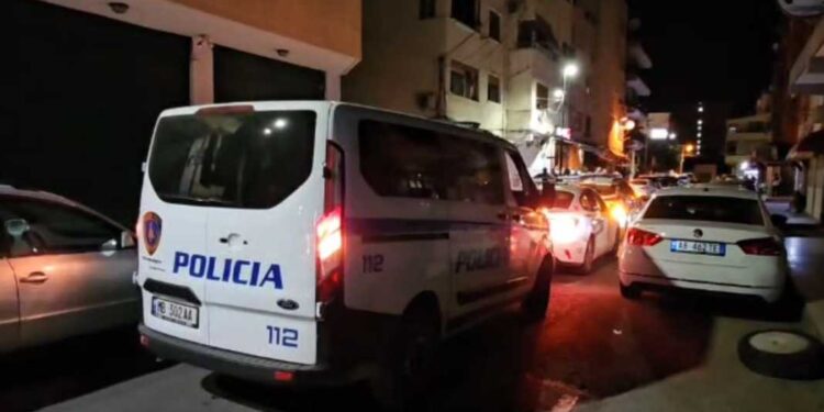 Vrasje me thikë në Durrës, policia në kërkim të autorit