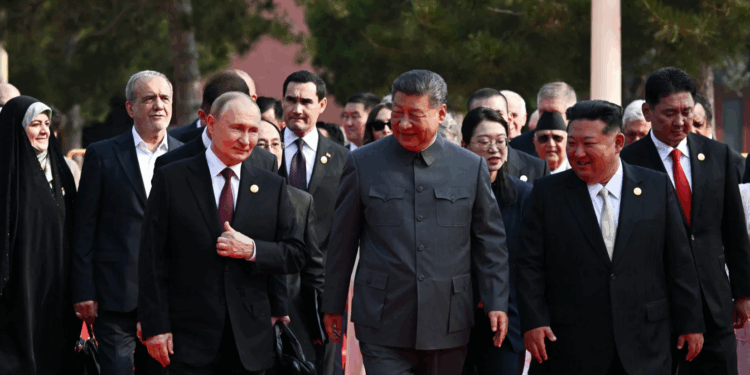 Trioja anti-Perëndim: Xi, Putin dhe Kim sfidojnë SHBA-në në Pekin