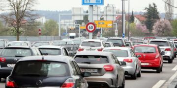 Zvicra përballet me valë rekord emigrimi – 68,000 persona u larguan në vetëm shtatë muaj