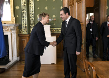 Kurti takon Sekretaren e Shtetit të Mbretërisë së Bashkuar: Anëtarësimi në NATO dhe BE mbetet prioritet i Kosovës