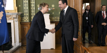 Kurti takon Sekretaren e Shtetit të Mbretërisë së Bashkuar: Anëtarësimi në NATO dhe BE mbetet prioritet i Kosovës