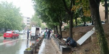 U hoq reklama ndriçuese në cirilik në Mitrovicë të Veriut