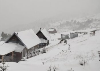 Pamje që rrallë shihen në tetor, bie borë në Kosovë