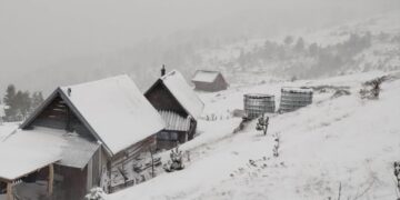 Pamje që rrallë shihen në tetor, bie borë në Kosovë