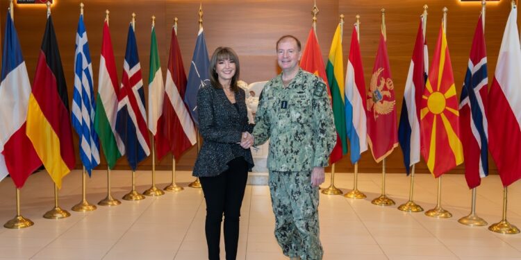 Ish-presidentja Jahjaga viziton komandën më të madhe të NATO-s në Napoli