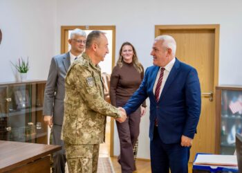 Komandanti i KFOR-it takohet me Sveçlën, diskutohet situata e sigurisë në Kosovë