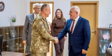 Komandanti i KFOR-it takohet me Sveçlën, diskutohet situata e sigurisë në Kosovë