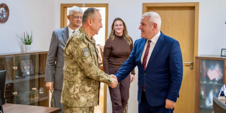 Komandanti i KFOR-it takohet me Sveçlën, diskutohet situata e sigurisë në Kosovë
