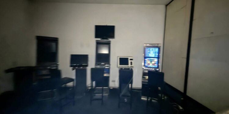 Policia e Kosovës godet rrjetin e bixhozit të paligjshëm në Vushtrri – sekuestron pajisje dhe materiale provuese