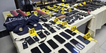 Arsenal armësh nga Kosova në Tiranë, furgoni ishte kamufluar si mjet mirëmbajtjeje rrugore