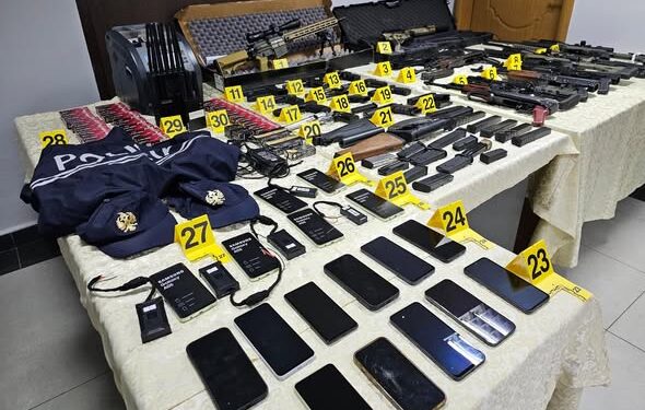 Arsenal armësh nga Kosova në Tiranë, furgoni ishte kamufluar si mjet mirëmbajtjeje rrugore