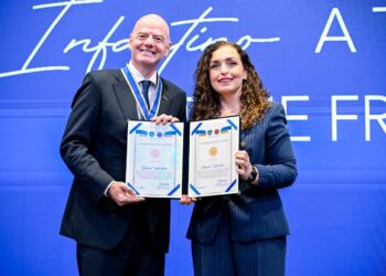 Presidentja Osmani dekoron Presidentin e FIFA-s Gianni Infantino me Medaljen Presidenciale të Meritave