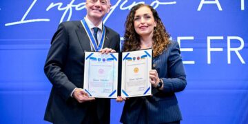 Presidentja Osmani dekoron Presidentin e FIFA-s Gianni Infantino me Medaljen Presidenciale të Meritave