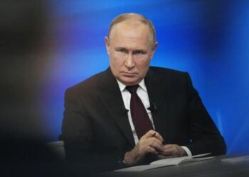 “Largohuni nga rrugët” – Dronët ukrainas terrorizuan qytetin ku Vladimir Putin po mbante një fjalim për luftën