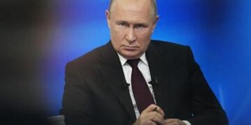 “Largohuni nga rrugët” – Dronët ukrainas terrorizuan qytetin ku Vladimir Putin po mbante një fjalim për luftën