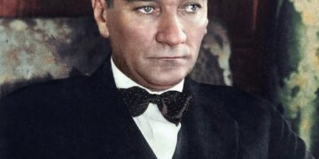 Historia e njeriut që ngriti vendin e tij nga balta.