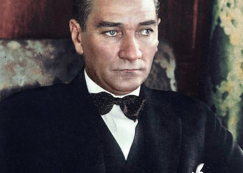 Historia e njeriut që ngriti vendin e tij nga balta.