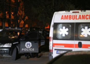 Bie nga ndërtesa, vdes gruaja nga Gjakova