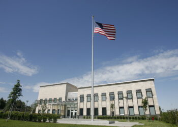 Ambasada Amerikane lëshon paralajmërim për sigurinë pas incidentit para Kuvendit të Serbisë