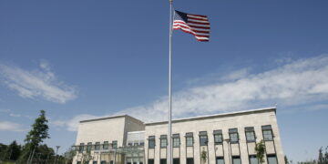 Ambasada Amerikane lëshon paralajmërim për sigurinë pas incidentit para Kuvendit të Serbisë