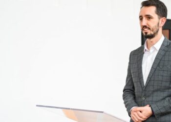 Skandal në Kamenicë: Rrahimaj premtoi tabela të mençura, por bleu televizorë “smart”