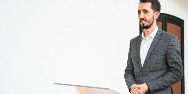 Skandal në Kamenicë: Rrahimaj premtoi tabela të mençura, por bleu televizorë “smart”