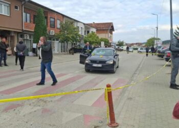 Të shtëna me armë para qendrës së votimit në Komoran