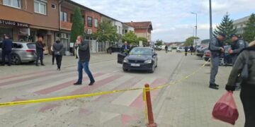 Të shtëna me armë para qendrës së votimit në Komoran