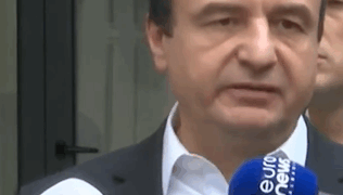 Kryeministri në detyrë Albin Kurti voton dhe thekson rëndësinë e çdo vote