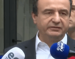 Kryeministri në detyrë Albin Kurti voton dhe thekson rëndësinë e çdo vote