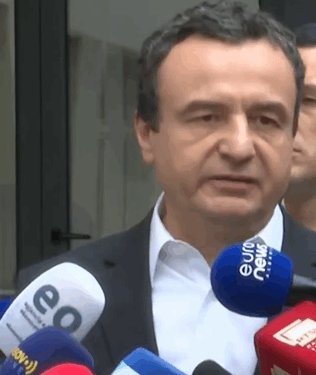 Kryeministri në detyrë Albin Kurti voton dhe thekson rëndësinë e çdo vote