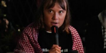 Greta Thunberg rrëfen “torturën” në Izrael: Na privonin nga uji dhe gjumi – më goditën dhe shkelmuan