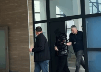 Fatmir Sheholli, i dyshuar për spiunazh, paraqitet në Gjykatë me kapuç në kokë