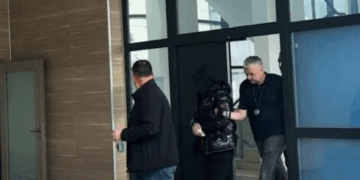 Fatmir Sheholli, i dyshuar për spiunazh, paraqitet në Gjykatë me kapuç në kokë
