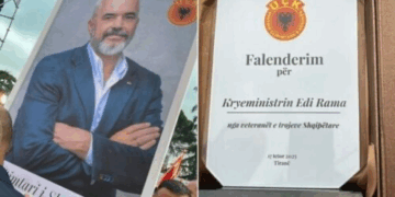 Veteranët e UÇK-së nderojnë Edi Ramën me portret dhe pllaketë mirënjohjeje