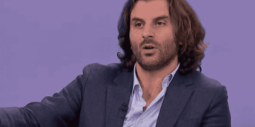 Nezir Kraki sulmon protestën në Tiranë: “Shumë prej atyre në rreshtin e parë janë miq të një spiuni”