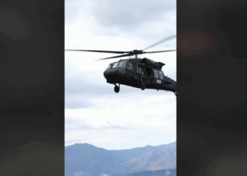 Ushtarët e KFOR-it patrullojnë me helikopterët “Black Hawk” në jug të Kosovës